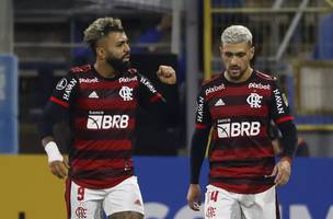 Gabigol e Arrascaeta comemoram em jogo do Flamengo (Foto: EFE)