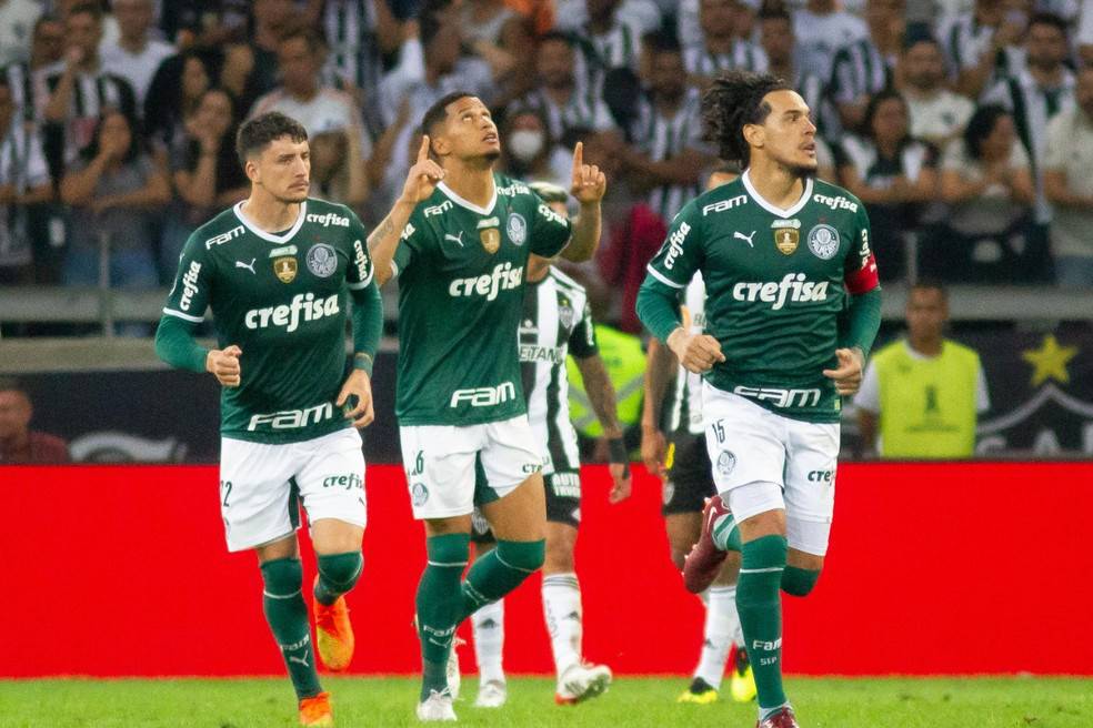 Marcos Rocha teve problemas no duelo com Keno em Atlético-MG x Palmeiras