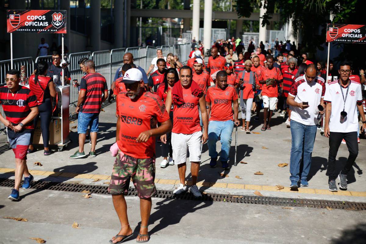 Pessoas em situação de rua vão ao Maracanã pela primeira vez.