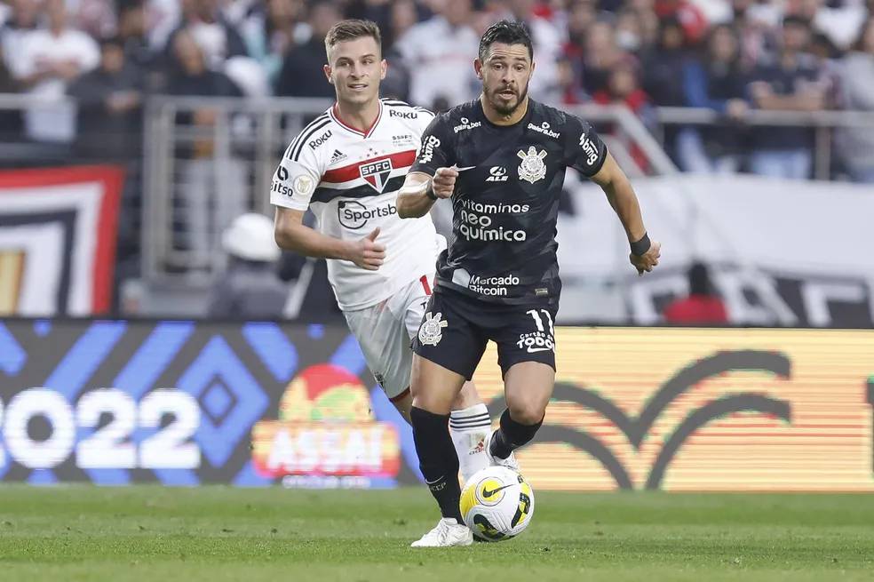 Giuliano em ação no clássico entre Corinthians e São Paulo