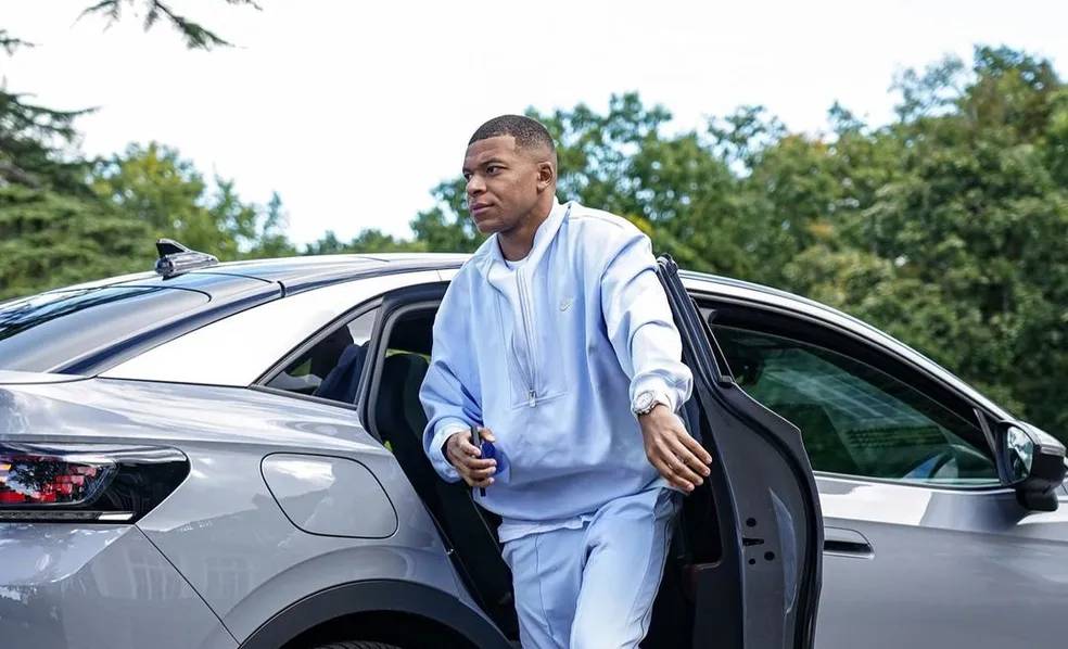 Mbappé, na chegada à concentração da França nesta segunda-feira