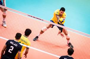 Rodriguinho, do Brasil, passa a bola no duelo contra o Irã (Foto: Divulgação/FIVB)