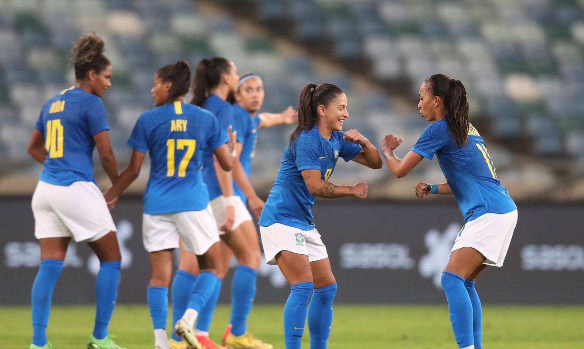 Jogando na Vila Belmiro, Brasil perde para o Canadá no futebol