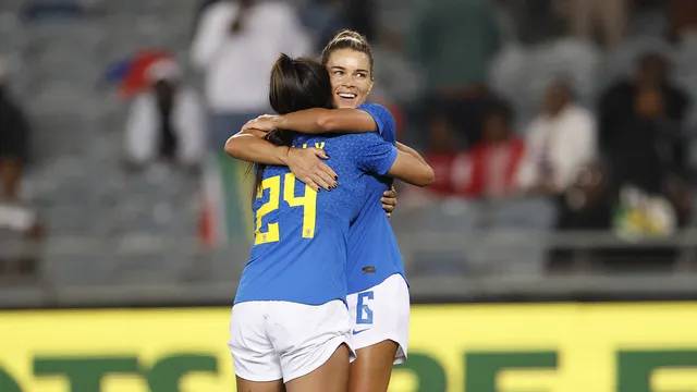 Tamires (de frente) comemora com Micaelly o terceiro gol do Brasil contra a África do Sul