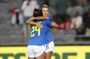 Tamires (de frente) comemora com Micaelly o terceiro gol do Brasil contra a África do Sul (Foto: PHILL MAGAKOE / AFP)