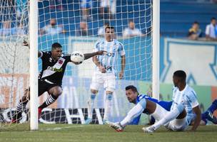 Vasco segue com três pontos a mais que o Londrina (Foto: Daniel RAMALHO / CRVG)