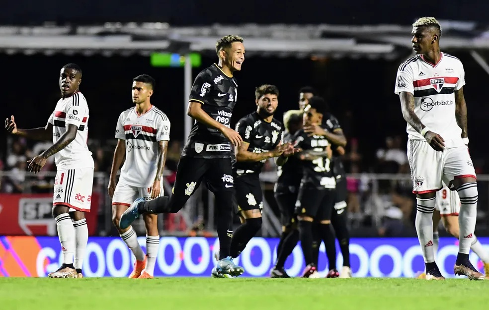 Análise: vitória no clássico dá alívio a Corinthians em construção, mas pressão final liga alerta