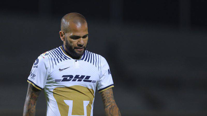 Após ser detido, Daniel Alves tem seu contrato rescindido com o Pumas