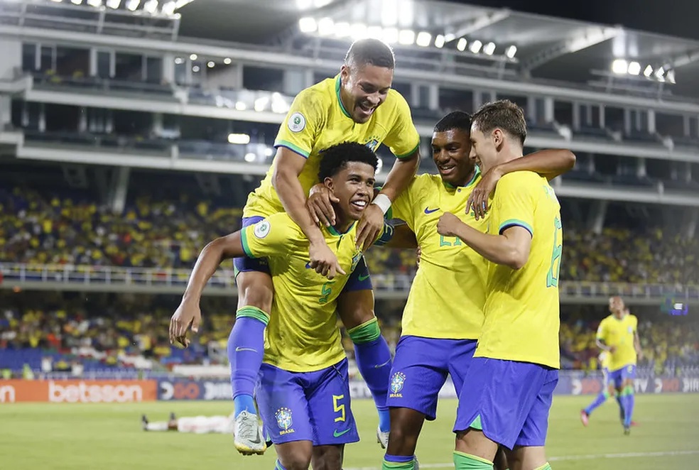 Caçulas aumentam repertório, e Brasil vence sob a batuta de volantes e Vitor Roque