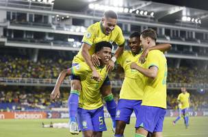Caçulas aumentam repertório, e Brasil vence sob a batuta de volantes e Vitor Roque (Foto: GE)