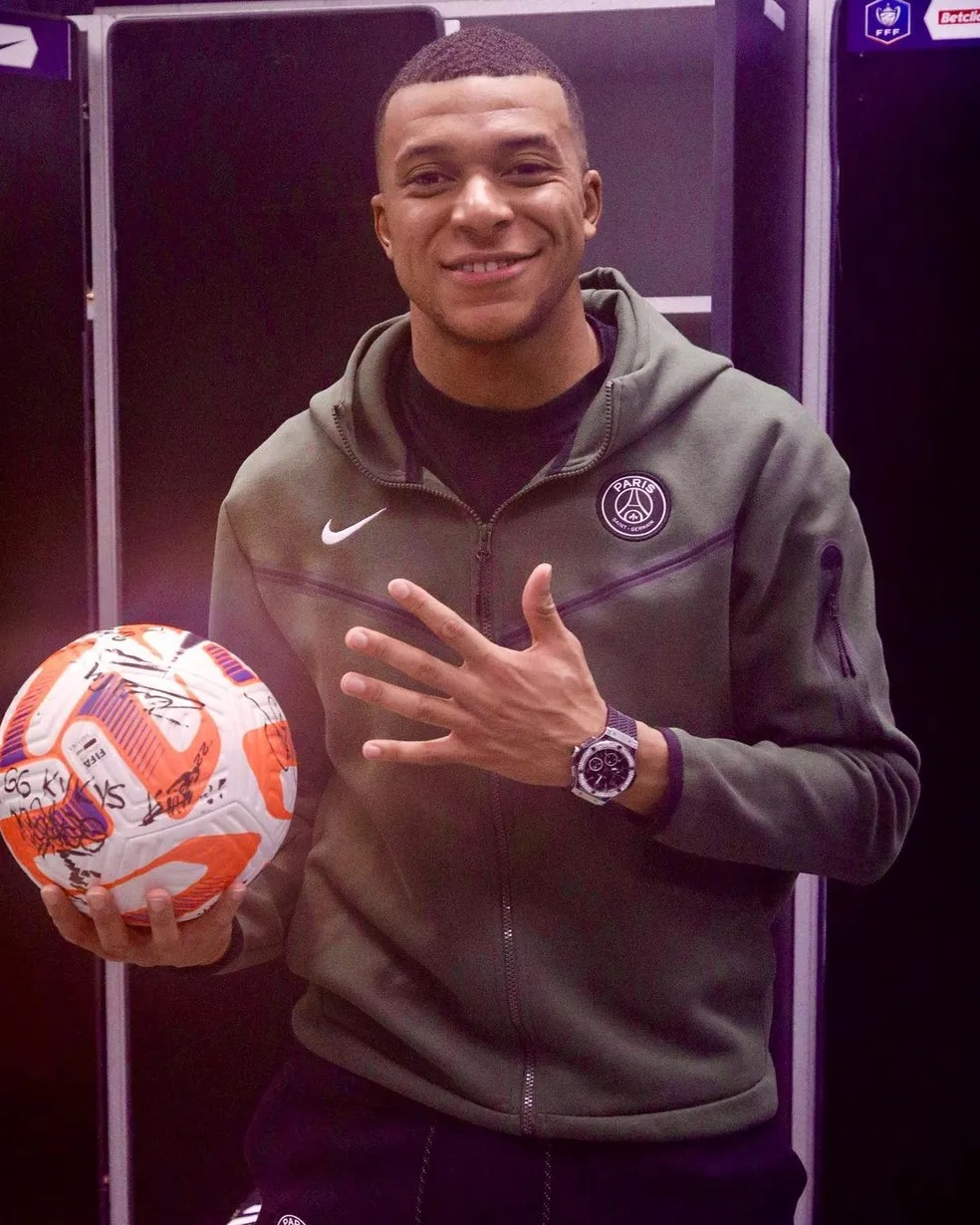 Com recorde de gols, Mbappé faz jus à estreia como capitão no PSG
