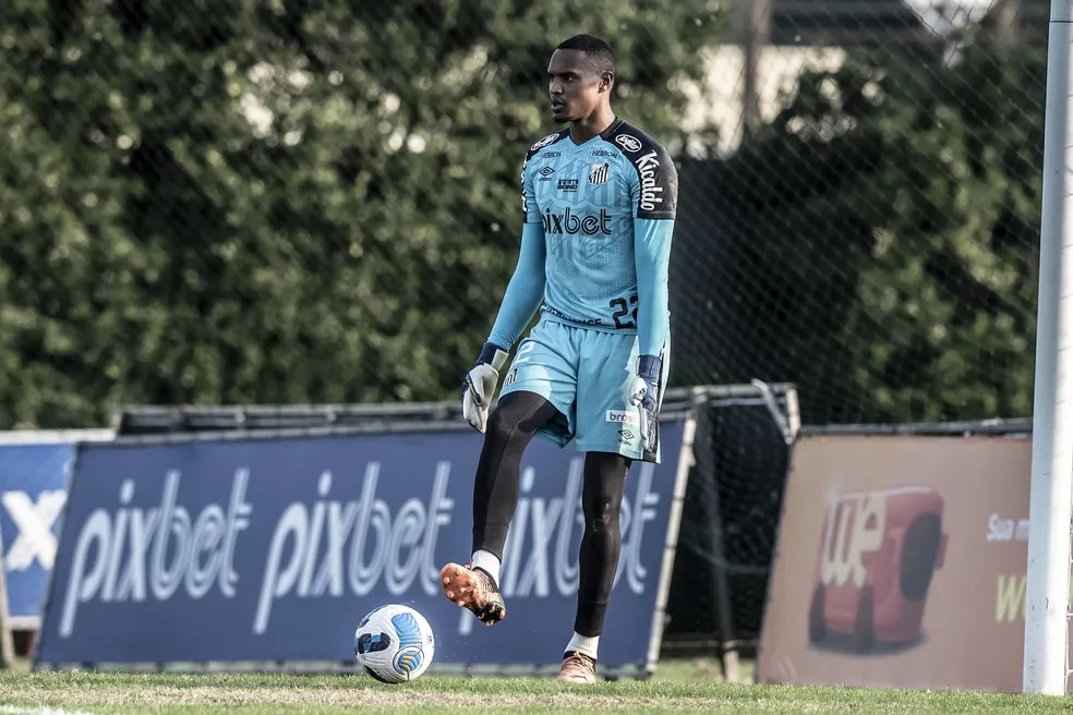 Entenda por que o Santos não vendeu John a rival, mas aceitou emprestar goleiro ao Inter