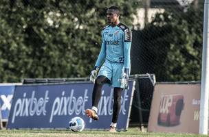 Entenda por que o Santos não vendeu John a rival, mas aceitou emprestar goleiro ao Inter (Foto: GE SÃO PAULO)