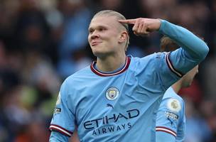 Haaland supera últimos artilheiros da Premier League e caminha para recorde (Foto: GE)