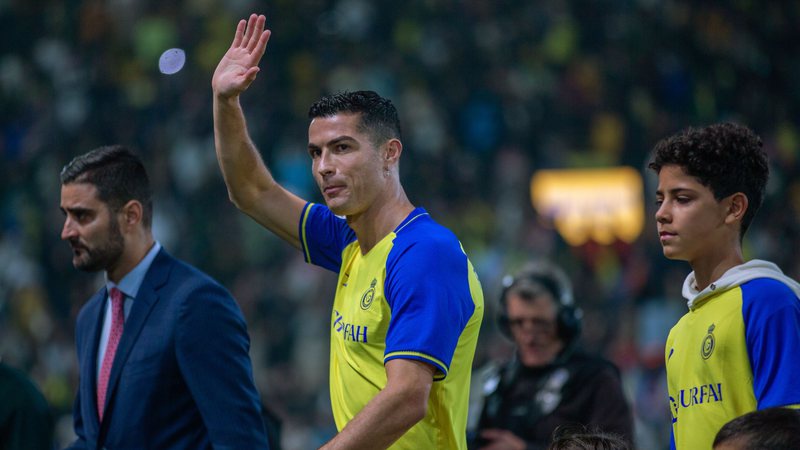 Ingresso para jogo de Cristiano Ronaldo e PSG é leiloado por R$ 14 milhões