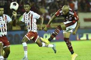 Na volta de Rodrigo Caio, Lorran marca seu primeiro gol e Flamengo empata com Bangu (Foto: GE RIO)