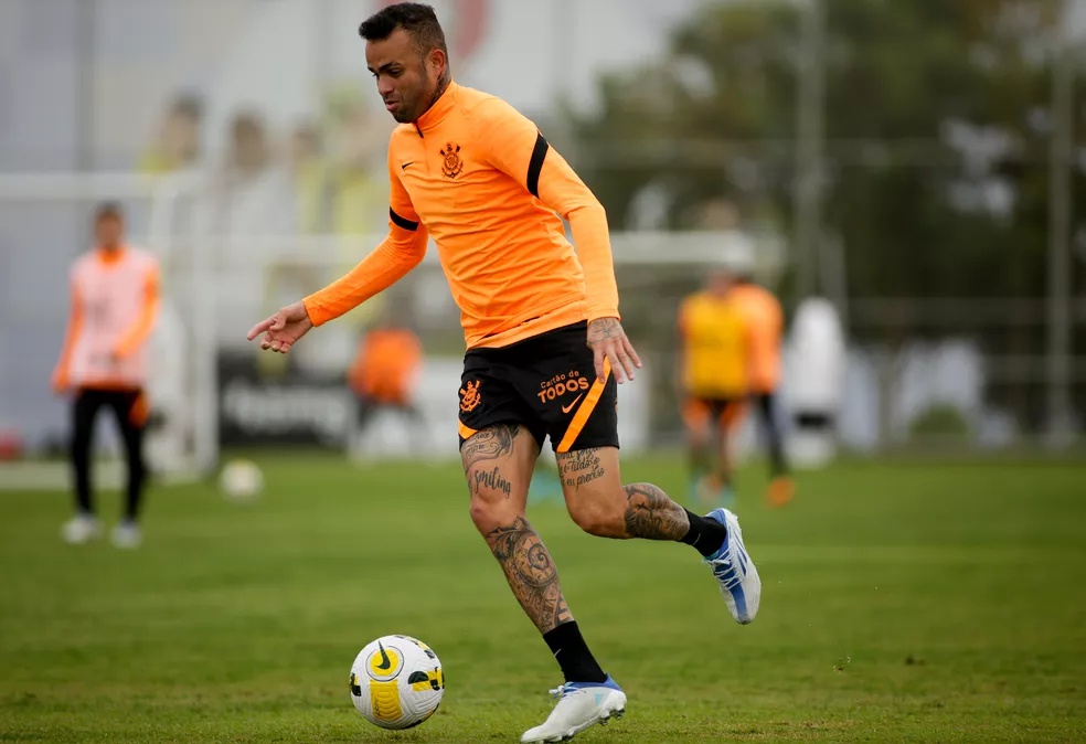 Promoção de garotos, novo meia e quatro saídas: o que falta para o Corinthians fechar o elenco