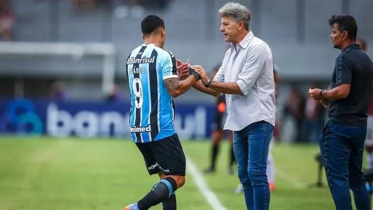 Renato Gaúcho e Suárez conversam durante a partida