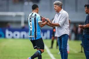 Renato Gaúcho e Suárez conversam durante a partida (Foto: Lucas Uebel/Grêmio)