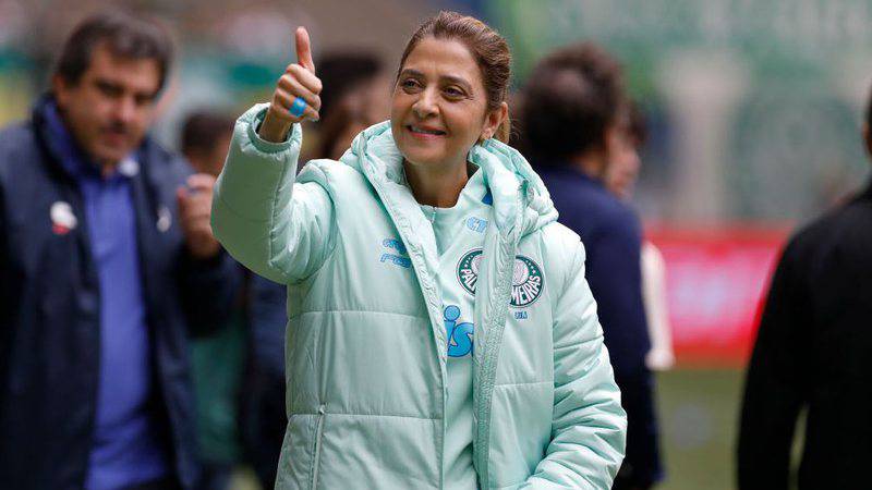 Torcedores do Palmeiras fazem protestos contra Leila Pereira