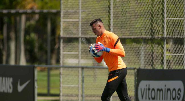 Vasco se acerta com Corinthians e encaminha empréstimo de goleiro Ivan