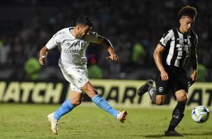 Derrotado de virada pelo Grêmio, Botafogo vê chances de título caírem para 30%; veja probabilidades de concorrentes (Foto: GE)