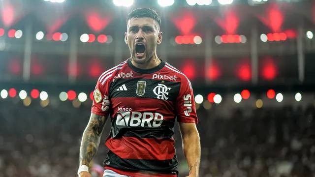 Flamengo vence Bragantino e fica apenas a dois pontos do líder Palmeiras