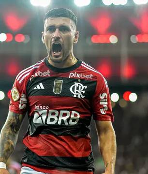Flamengo vence Bragantino e fica apenas a dois pontos do líder Palmeiras