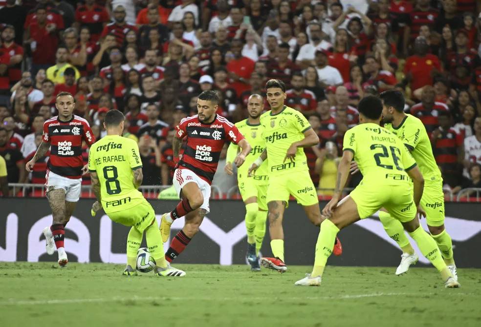 Palmeiras falha na defesa contra Flamengo, mas segue vivo na briga por título