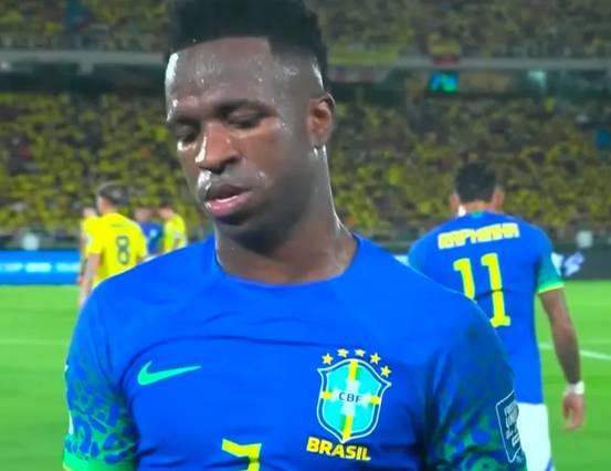 Vini Jr. se lesiona e deixa o campo no primeiro tempo contra a Colômbia