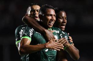 Com direito a ‘Olé’, Palmeiras domina o Santos e segue líder do Paulistão (Foto: SportBuzz)