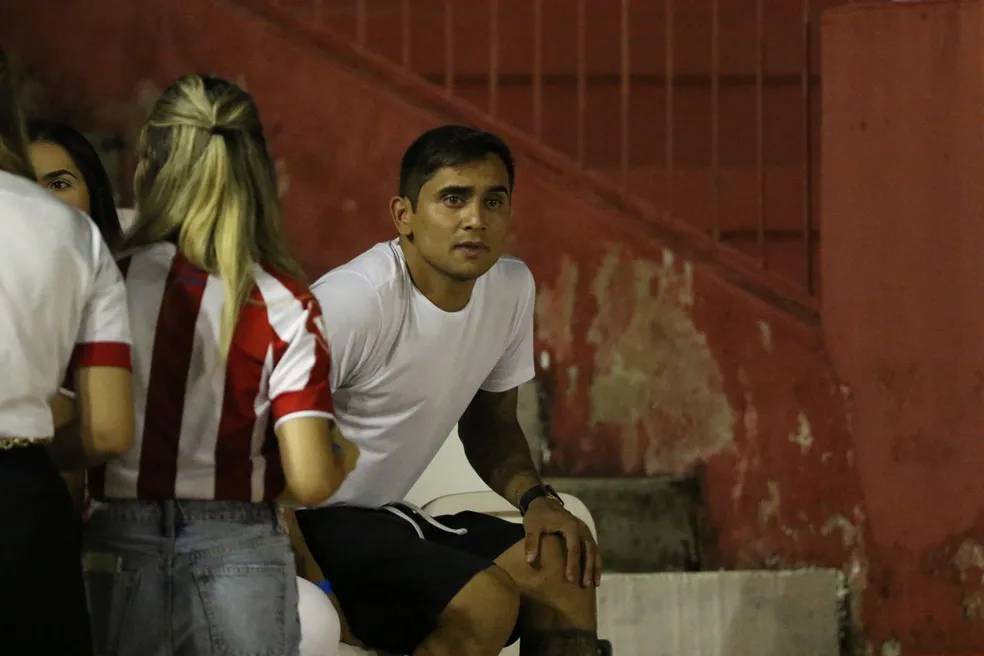 Everton Felipe, ex-Sport, assiste clássico na torcida do Náutico: "Comecei minha carreira aqui"