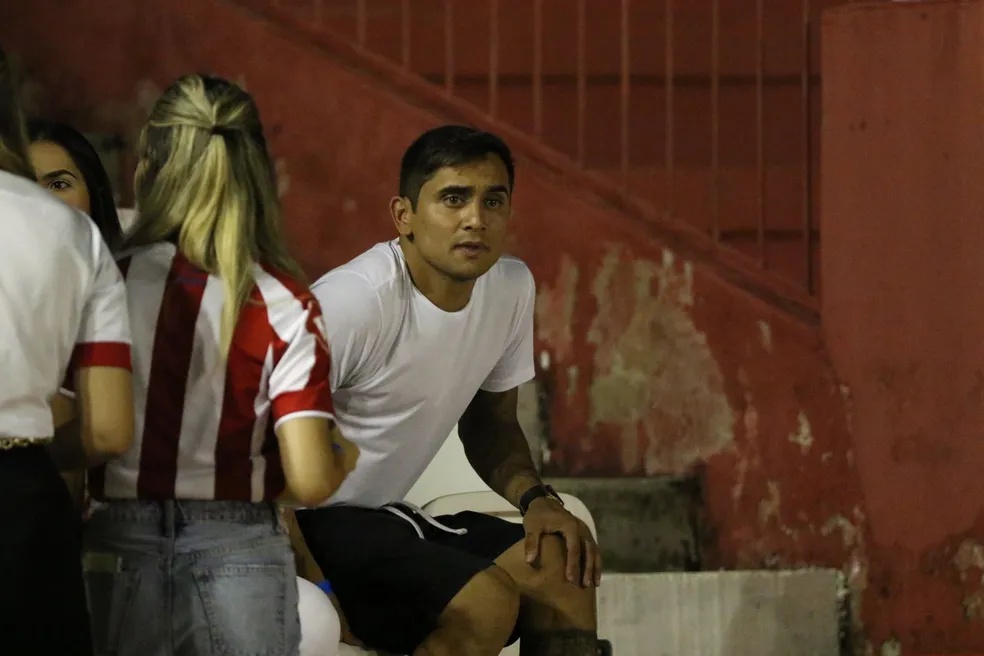 Everton Felipe, ex-Sport, assiste clássico na torcida do Náutico: "Comecei minha carreira aqui"