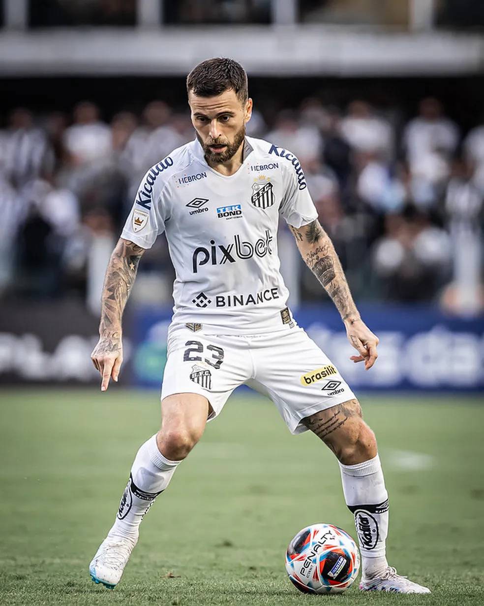 Lucas Lima simplifica o jogo e dá esperança ao Santos