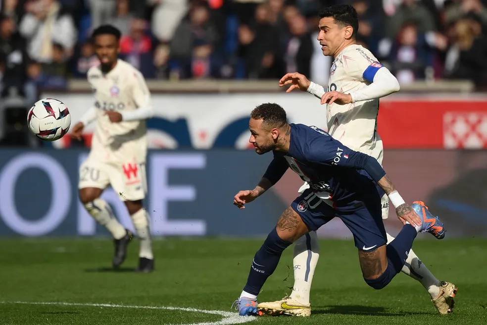 Neymar posta foto e lamenta lesão no tornozelo: 'De novo e de novo'