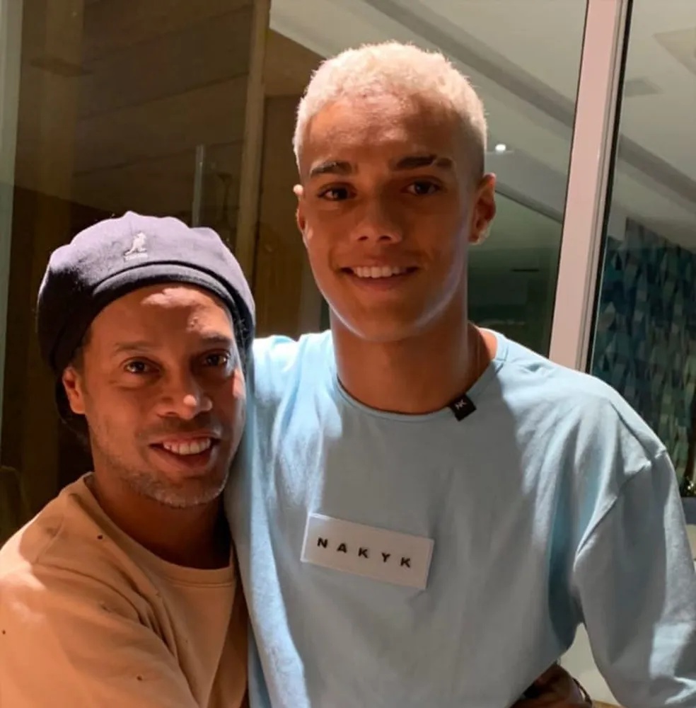 Ronaldinho crava acerto do filho, João Mendes, com Barcelona