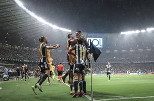 Atlético-MG cresce no segundo tempo e carimba vaga na Libertadores com gols aéreos (Foto: GE MINAS GERAIS)