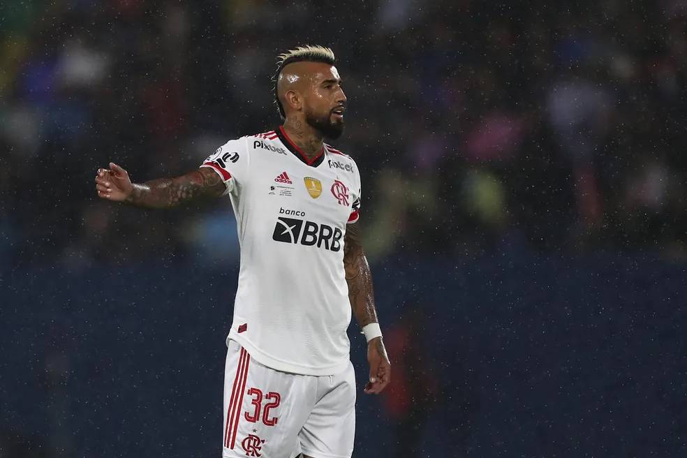 Multa, conversa com VP e promessa: Vidal recupera espaço no Flamengo após atos de indisciplina