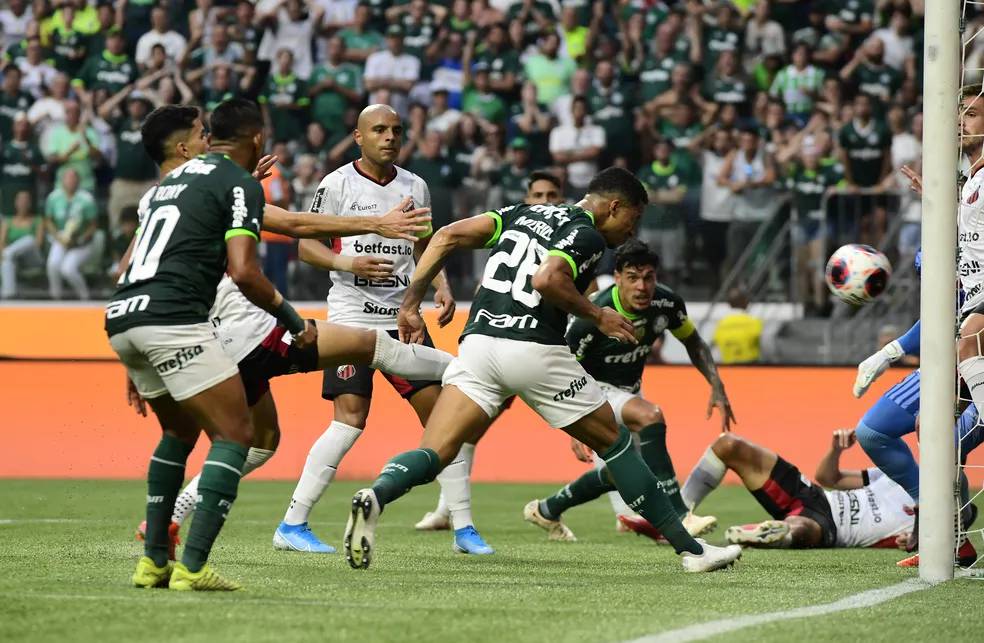 Palmeiras domina o Santos e ganha mais um clássico no Paulistão