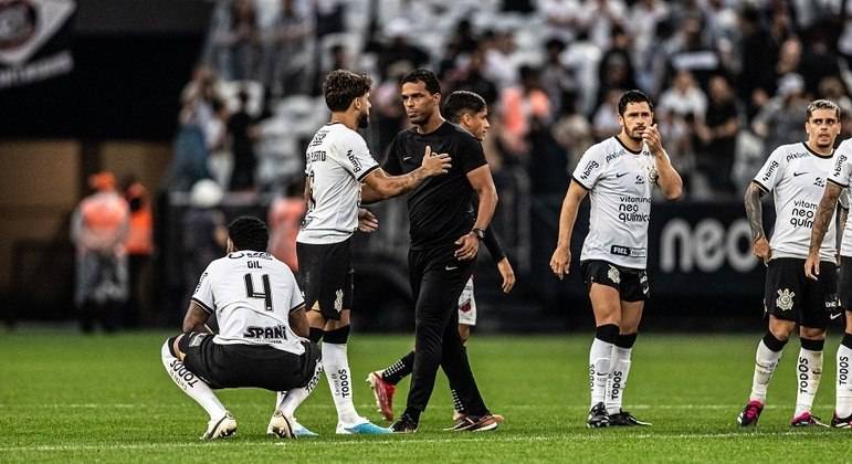 Presidente do Corinthians banca Lázaro: 'Não existe possibilidade de mudança'
