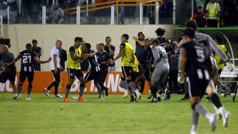 Soco, sangue e polêmica: Botafogo elimina Sergipe na Copa do Brasil...