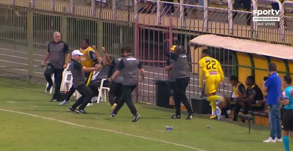 Após gol, técnico do Volta Redonda provoca jogador do próprio time que reclamou de substituição