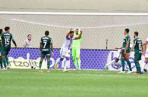 Bruno Mezenga brilha, Água Santa surpreende o Palmeiras e sai na frente na final do Paulista (Foto: R7)