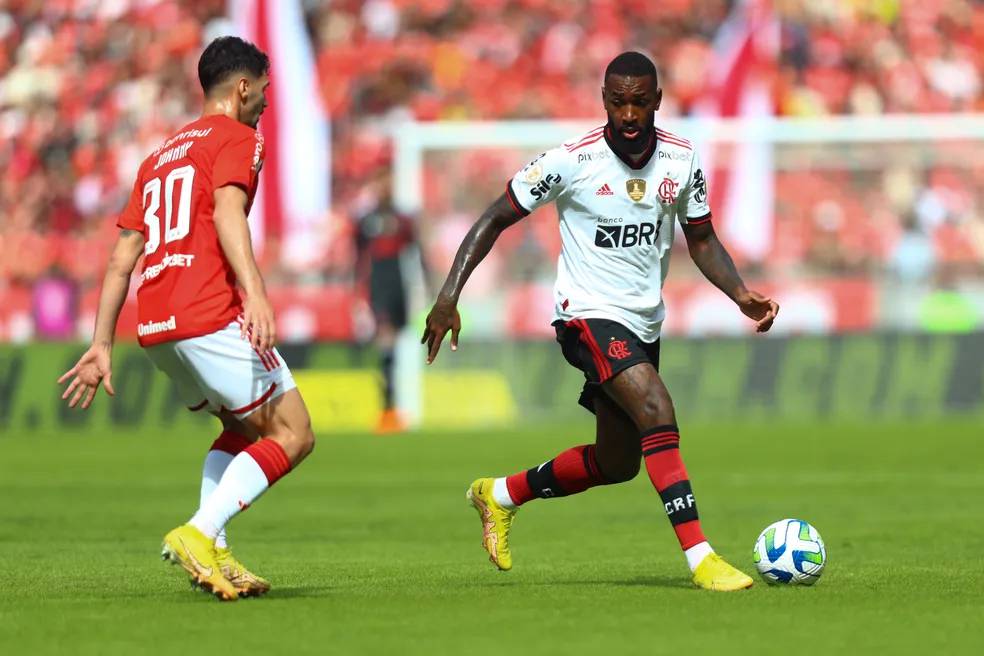 Flamengo evolui, mas perde jogo por desatenção em gols nascidos em laterais
