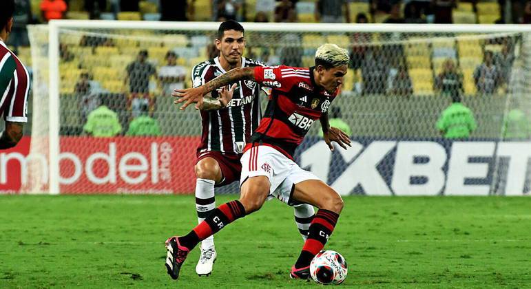 Flamengo vence Fluminense e fica mais perto do título carioca