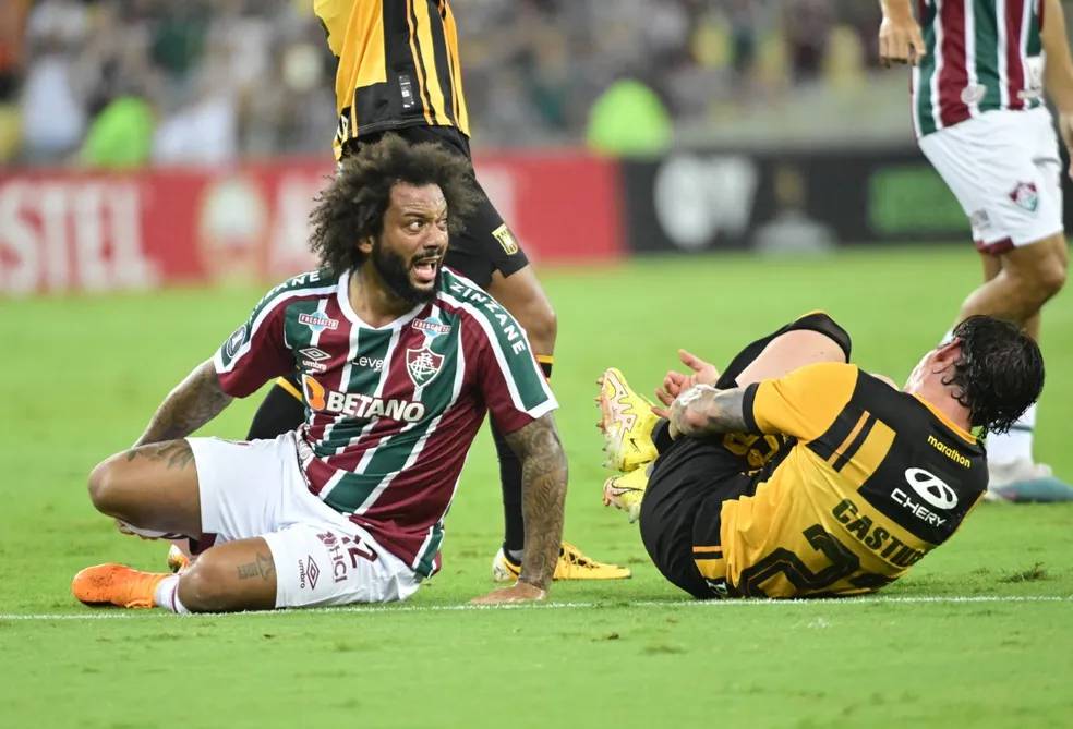 Marcelo pede substituição, mas não preocupa o Fluminense: "Ele não se machucou"