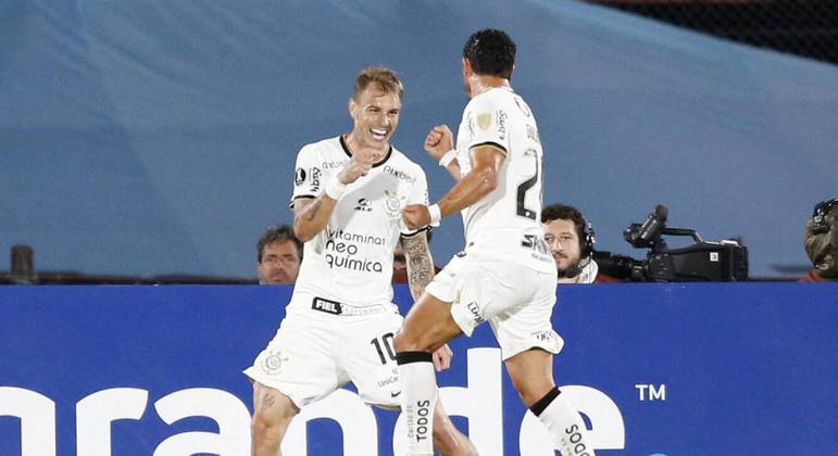 Róger Guedes brilha, e Corinthians vence Liverpool na estreia da Libertadores