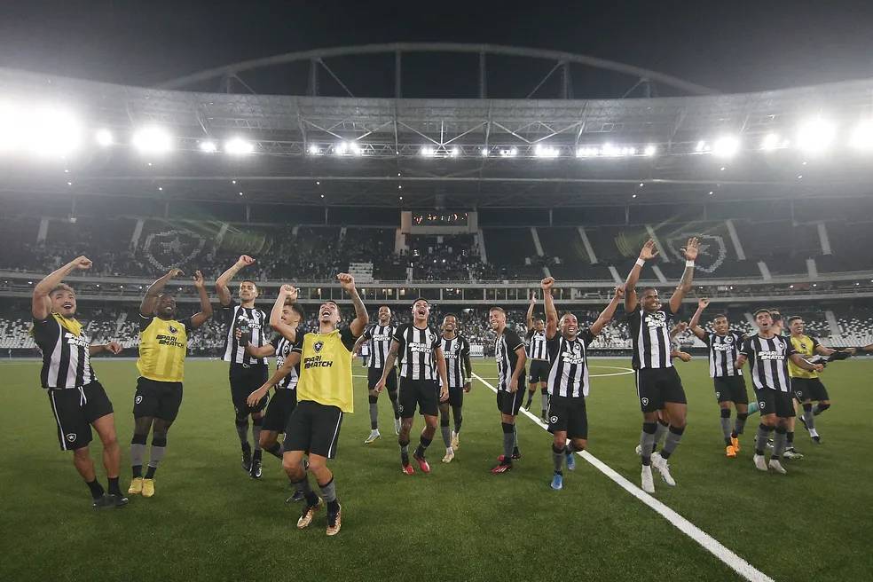 Botafogo dá show e segue em um sonho que se mostra cada vez menos impossível