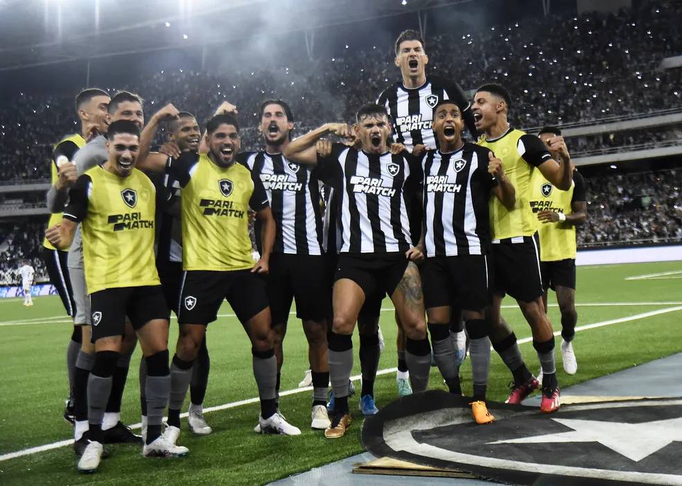 Botafogo 'se vinga' do Corinthians com juros e correção monetária e segue em lua de mel