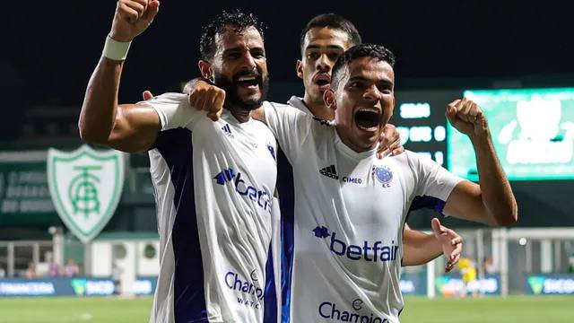 Cruzeiro goleia, põe fim a tabu, volta ao G-4 e afunda América-MG na lanterna do Brasileirão